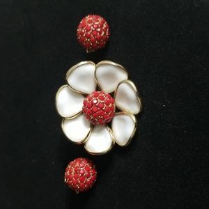 Vtg Poured White Glass Floral Brooch w/Red Glass Stones & Matching Earrings